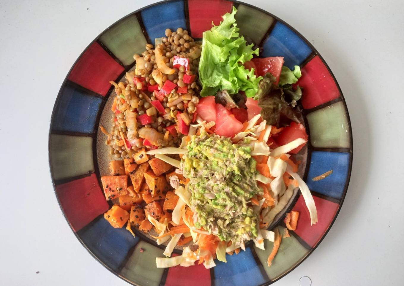 Ensalada con lentejas, palta y atún