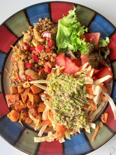 Una foto de Ensalada con lentejas, palta y atún