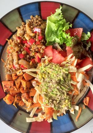 Una foto de Ensalada con lentejas, palta y atún