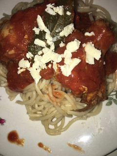 Una foto de Tallarín con salsa de tomate y pollo