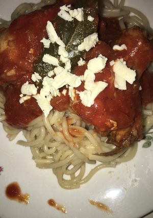Una foto de Tallarín con salsa de tomate y pollo