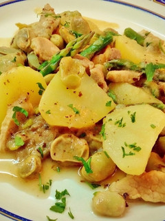Una foto de Porciones de chuleta de cerdo con patatas y verduras