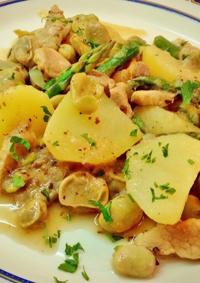 Una foto de Porciones de chuleta de cerdo con patatas y verduras