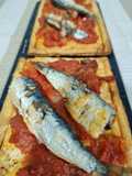 Hojaldres con sardinillas picantes y zamburiñas en salsa de vieira
