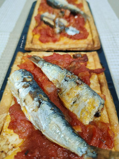 Una foto de Hojaldres con sardinillas picantes y zamburiñas en salsa de vieira