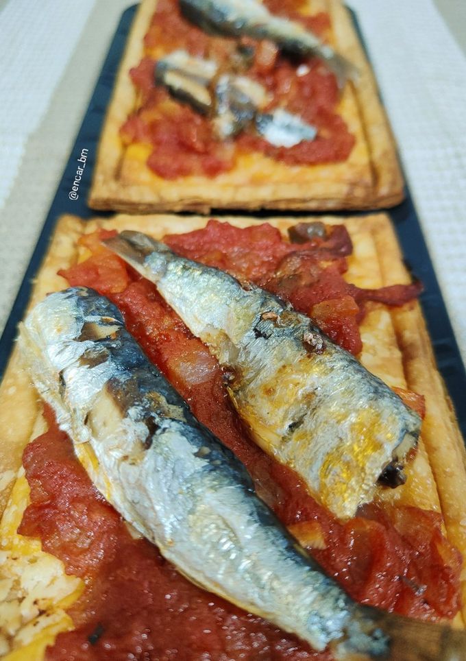 Una foto de Hojaldres con sardinillas picantes y zamburiñas en salsa de vieira