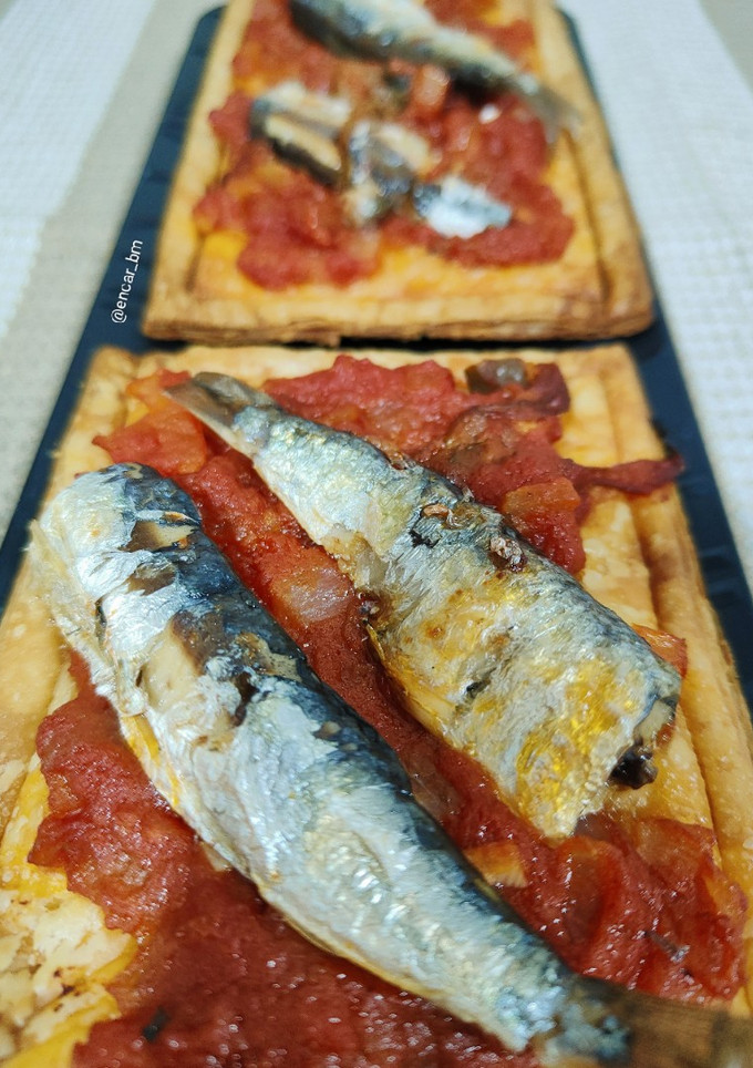Una foto de Hojaldres con sardinillas picantes y zamburiñas en salsa de vieira