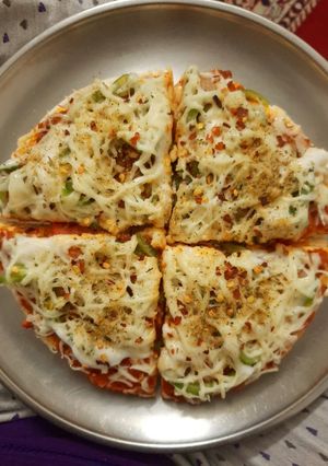 મખની પીઝા (Makhani Pizza Recipe In Gujarati) રેસીપી મુખ્ય ફોટો