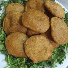 A picture of Aloo k pakory 😋😋😋.