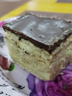 Una foto de Tarta de Galletas, Crema y Chocolate (Sin Horno) | Tarta de la Abuela