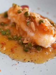 Una foto de Lomo de bacalao en salsa de miel y mostaza con guisantes