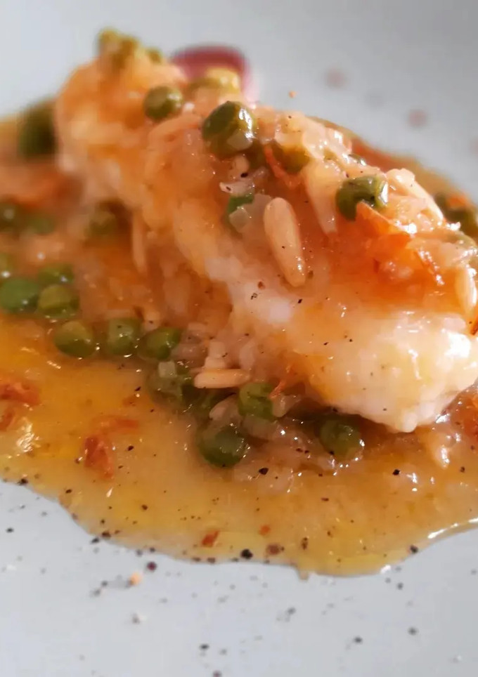 Una foto de Lomo de bacalao en salsa de miel y mostaza con guisantes