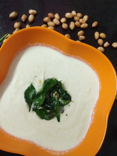 தேங்காய் பயன்படுத்தாத வெள்ளை நிற சட்னி (White Color Chutney Recipe in Tamil) செய்முறை முக்கிய புகைப்படம்