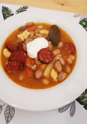 Kolbászos fejtett bableves galuskával recept fotója