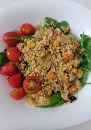 Una foto de Ensalada de cous cous con vegetales ✨