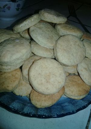 Una foto de Galletitas con manteca y leche!