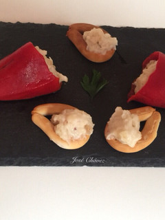 Una foto de Pimientos de piquillo rellenos de bechamel de bacalao