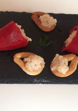 Foto principal de Pimientos de piquillo rellenos de bechamel de bacalao