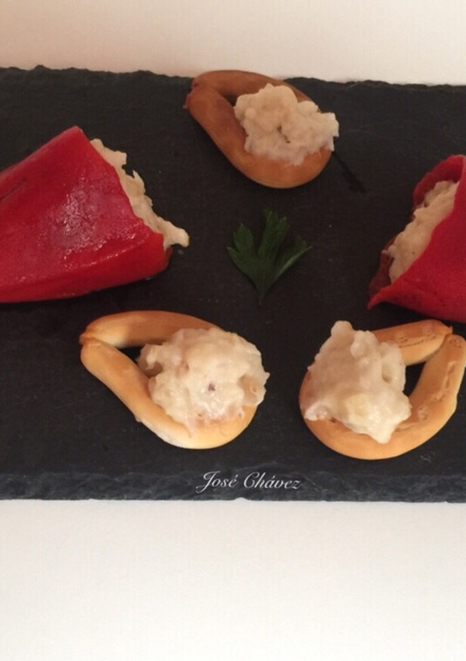 Una foto de Pimientos de piquillo rellenos de bechamel de bacalao