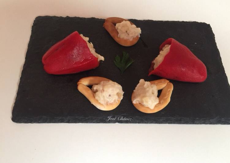 Pimientos de piquillo rellenos de bechamel de bacalao