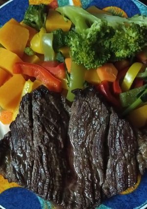 Una foto de Carne al horno con vegetales
