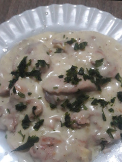 Una foto de Pollo salteado al vino y salsa Blanca