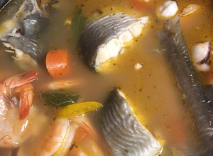 Una foto de Caldo de bagre pulpo y camarones
