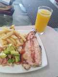 Trucha con picó de gallo y papas a la francesa