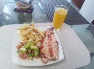 Una foto de Trucha con picó de gallo y papas a la francesa
