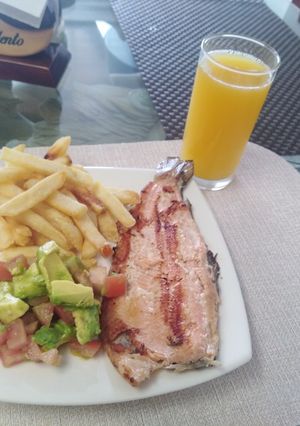 Una foto de Trucha con picó de gallo y papas a la francesa