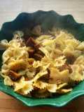 Pasta corta con tofu picante caramelizado