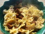 Pasta corta con tofu picante caramelizado