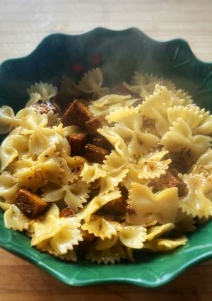 Una foto de Pasta corta con tofu picante caramelizado