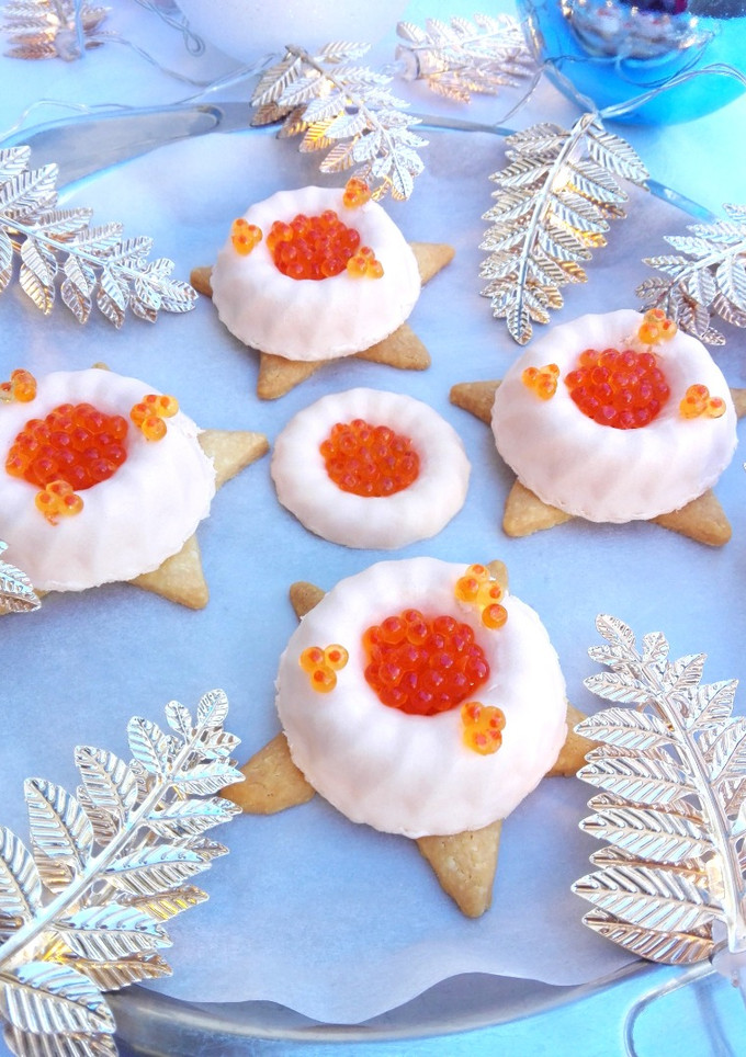 Una foto de Aperitivo de panna cotta de trucha ahumada sobre galletas parmesanas