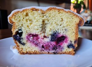 Una foto de Budín de frutos rojos y chocolate blanco