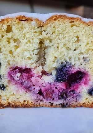 Una foto de Budín de frutos rojos y chocolate blanco
