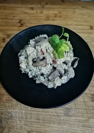 Una foto de Risotto de champiñones, pollo y jamón🍄🍗🐽