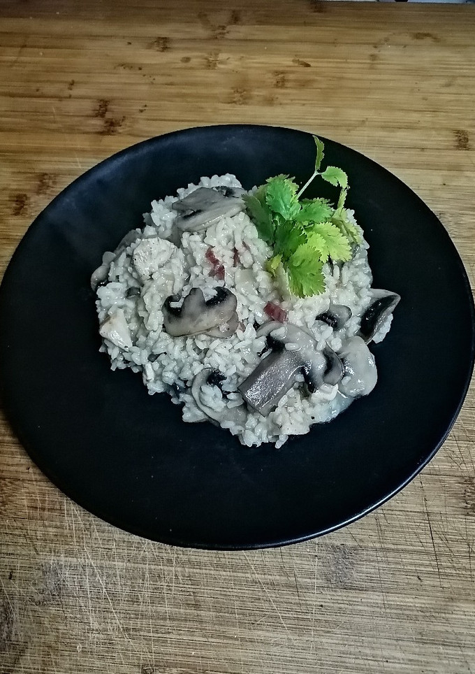 Una foto de Risotto de champiñones, pollo y jamón🍄🍗🐽