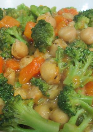 Una foto de Brócoli con garbanzos y calabaza - veggie