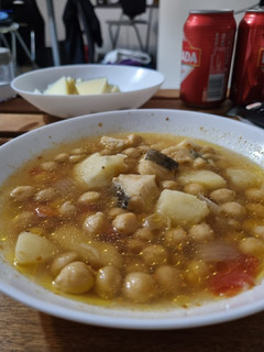 Una foto de Garbanzos con bacalao desmigado