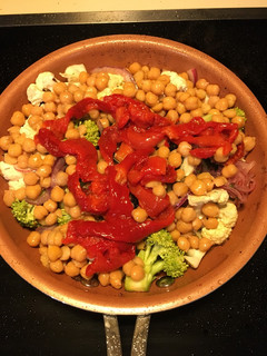 Una foto de Ensalada de Garbanzos-Brócoli-Coliflor