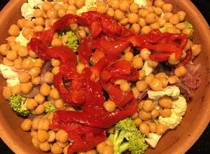 Una foto de Ensalada de Garbanzos-Brócoli-Coliflor