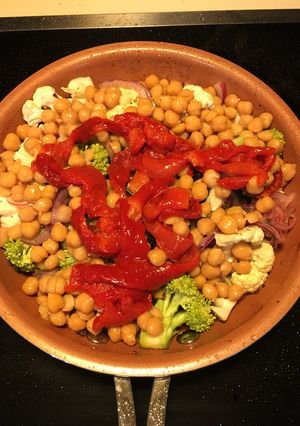 Una foto de Ensalada de Garbanzos-Brócoli-Coliflor