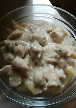 Sajtszószos csirke penne tésztával recept fotója