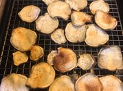 Una foto de chips de batata al horno