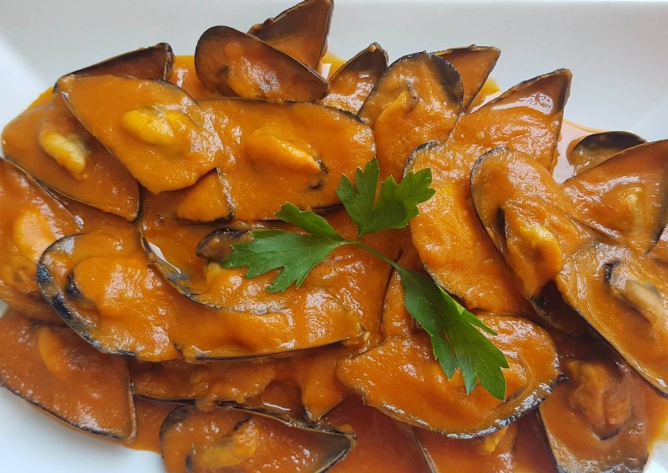 Mejillones de roca al Albariño con salsa picante