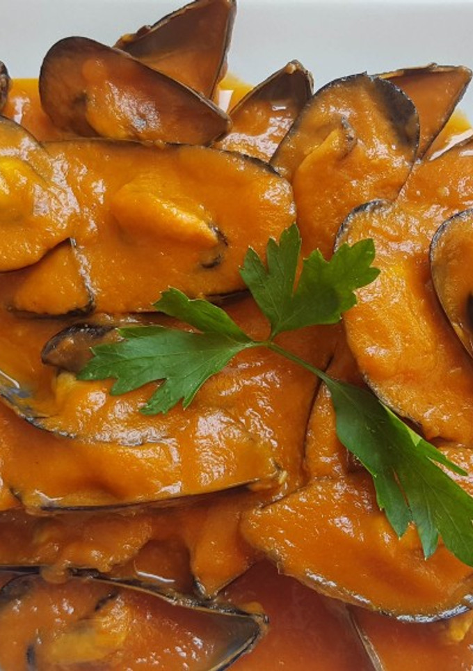 Una foto de Mejillones de roca al Albariño con salsa picante