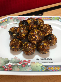 A picture of Dry Fruit Laddu.