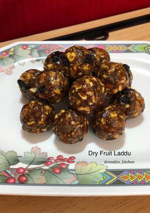 A picture of Dry Fruit Laddu.
