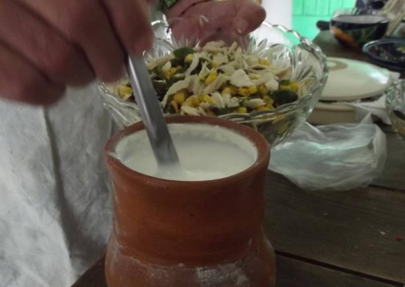 Guisado de pierna de cerdo con chiles, elotes, verdolagas, hongos  y quelites al jocoque el pirul